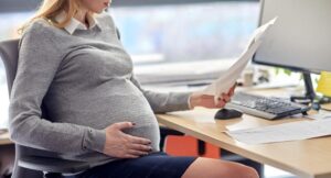 Jak długo można pracować w ciąży, aby zadbać o zdrowie mamy i dziecka?