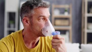 Inhalacje z soli fizjologicznej: Czy są bezpieczne podczas karmienia piersią?