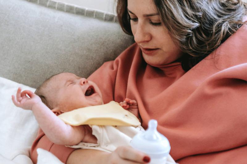 Emocjonalne wyzwania mamy przy odstawianiu