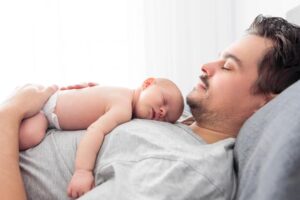 Jak kangurować dziecko po porodzie, by wspierać jego rozwój?