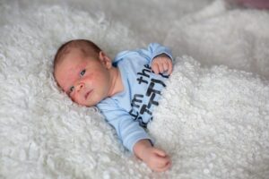 Jak rozpoznać alergię na białko mleka krowiego u niemowląt karmionych piersią?