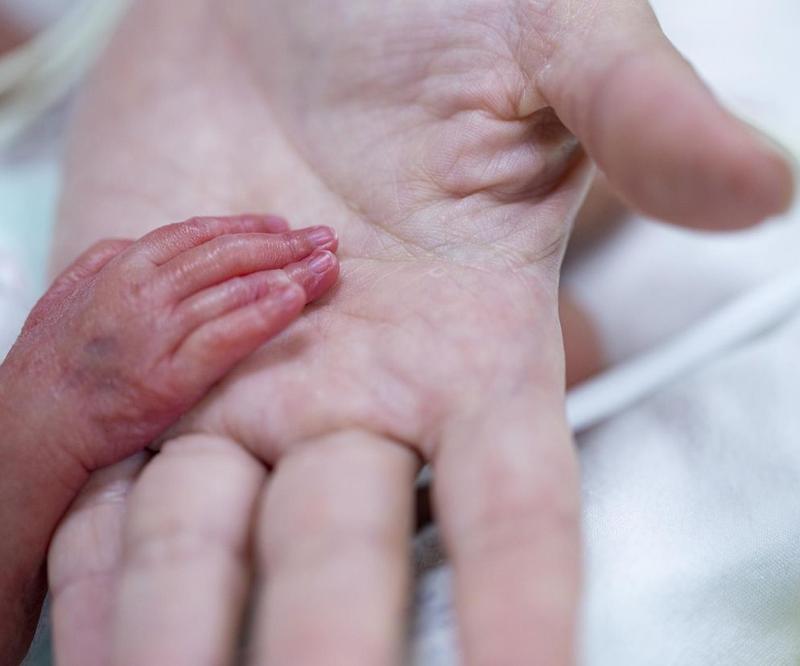 Kiedy noworodek ma problemy z oddychaniem po porodzie – co powinieneś wiedzieć?