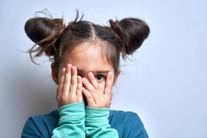 Sposoby na pokonanie nieśmiałości u dzieci – przydatne wskazówki dla rodziców