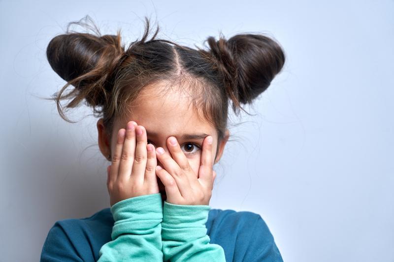 Sposoby na pokonanie nieśmiałości u dzieci – przydatne wskazówki dla rodziców