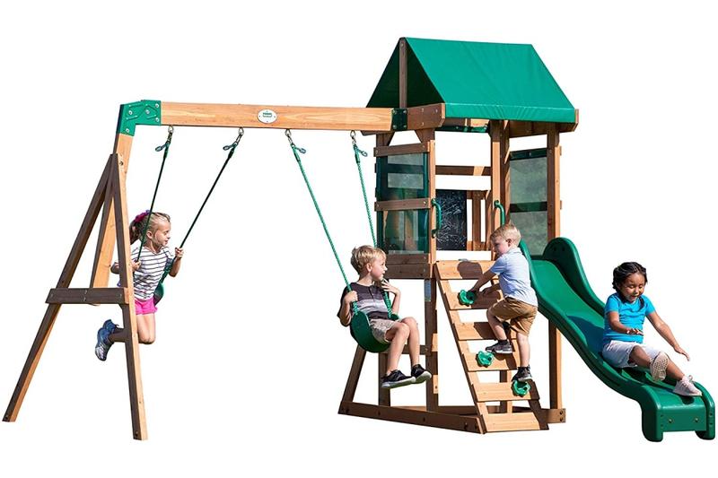 Drewniany plac zabaw w ogrodzie