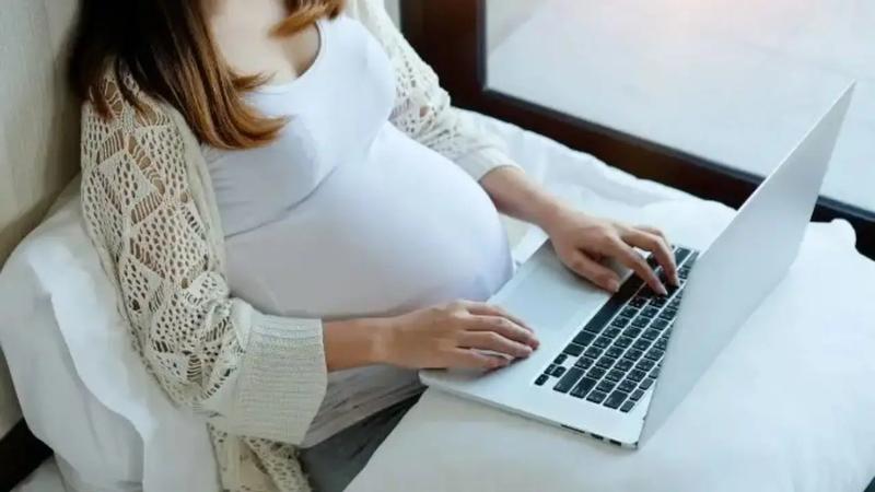 Praca przy monitorze ekranowym w ciąży