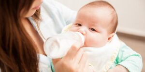 Czy dziecko na mm wymaga dodatkowego dopajania? Sprawdź, co mówią specjaliści!