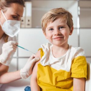 Jaką szczepionką szczepi się dzieci, aby zapewnić im zdrowie?