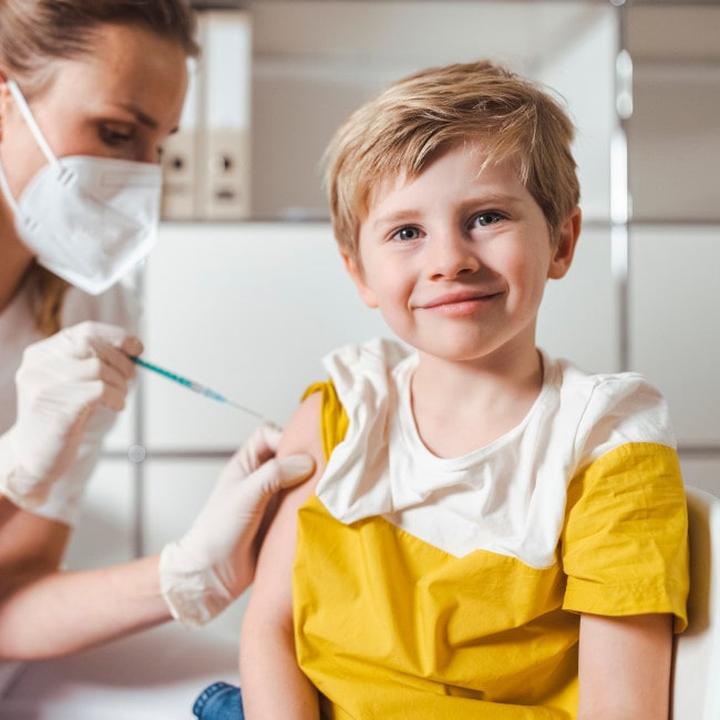 Jaką szczepionką szczepi się dzieci, aby zapewnić im zdrowie?