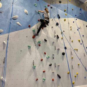 Wciągająca przygoda: jak stworzyć ściankę do wspinaczki dla dzieci w domu