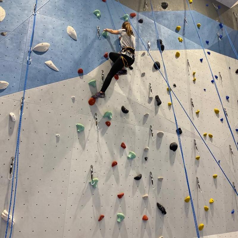 Wciągająca przygoda: jak stworzyć ściankę do wspinaczki dla dzieci w domu