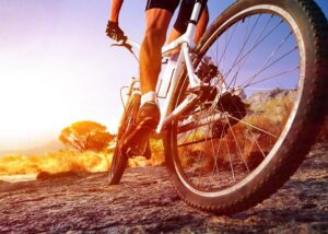 Wskazówki, jak nauczyć duże dziecko jazdy na rowerze z radością i pewnością siebie