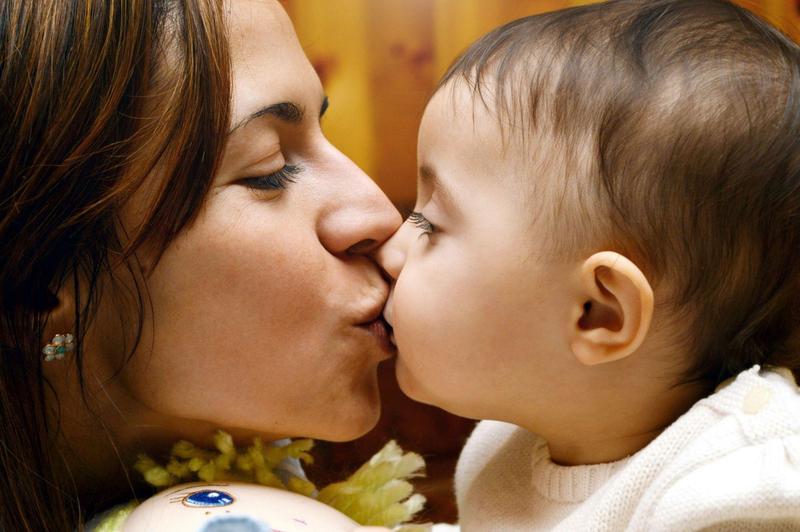 Bezpieczne całowanie niemowlaka