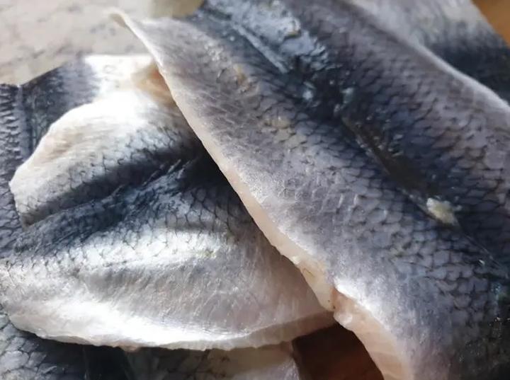 Wprowadzanie śledzi do diety podczas laktacji