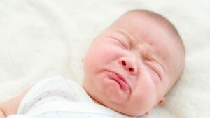 Dlaczego niemowlęta płaczą po karmieniu piersią? Odkrywamy przyczyny i rozwiązania