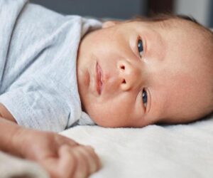 Jak prawidłowo przemywać oczy noworodka zaraz po porodzie?