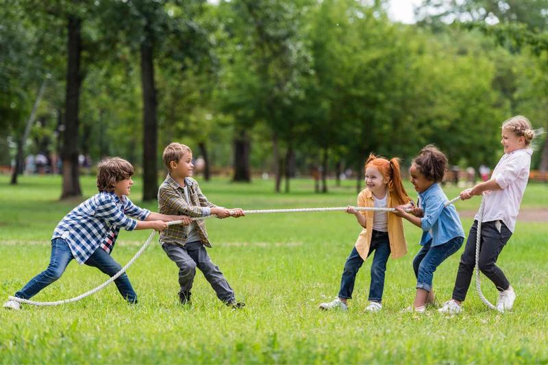 Magia rysunku: jak uchwycić bawiące się dzieci na papierze
