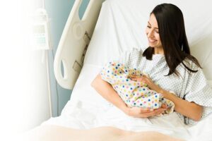 Czy normalne jest, że 4 tygodnie po porodzie nadal krwawię? Odpowiadamy na Twoje pytania!