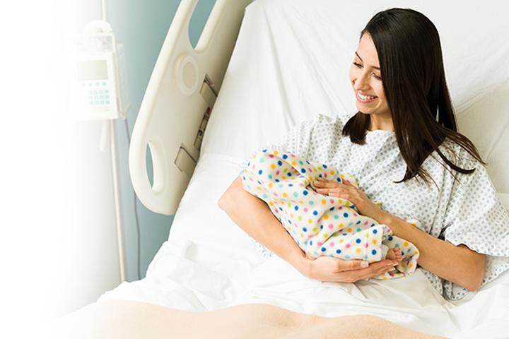 Czy normalne jest, że 4 tygodnie po porodzie nadal krwawię? Odpowiadamy na Twoje pytania!