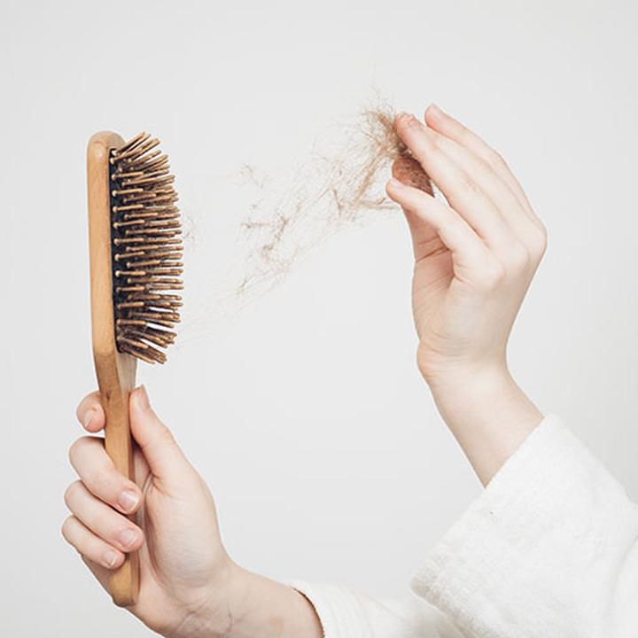 Wypadanie włosów w czasie karmienia piersią