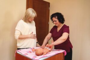 Kto finansuje opiekę nad żoną po porodzie? Wszystko, co musisz wiedzieć