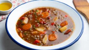 Zupy idealne dla karmiącej piersią – odkryj smaki, które wspierają zdrowie mamy i maluszka