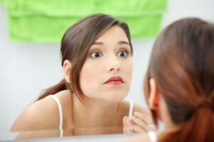 Jak radzić sobie z problemami z cerą po porodzie? Poradnik dla mam