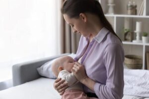 Karmienie piersią po porodzie: Jak zadbać o siebie i dziecko w pierwszych tygodniach